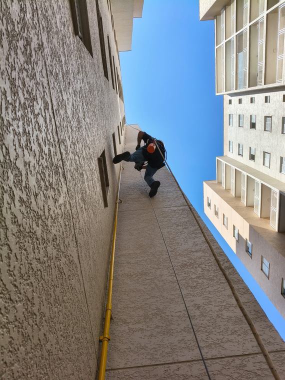 Instalação em fachada com acesso por corda